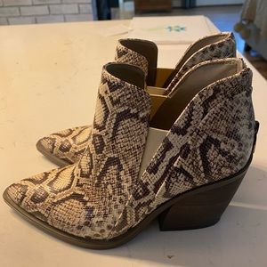 Vince Camuto snakeskin ankle bootie size 7 womens